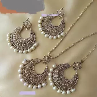 Pearl Setting silver Metal Necklace, Gorgeous earings and maangtikka For Women